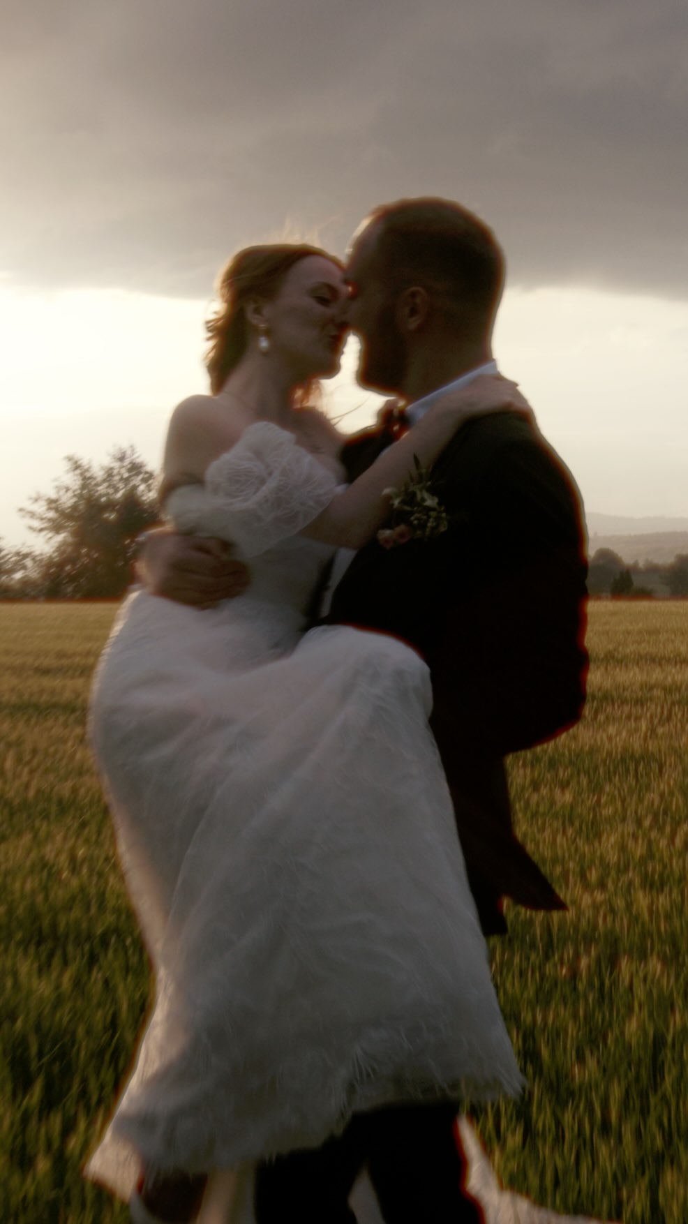 As your wedding videographer, you can count on me to sneak you away for those dreamy golden hour shots 🌅💍
#londonweddingvideographer #weddingfilm #bridetobe #weddinginspiration #weddingfilms